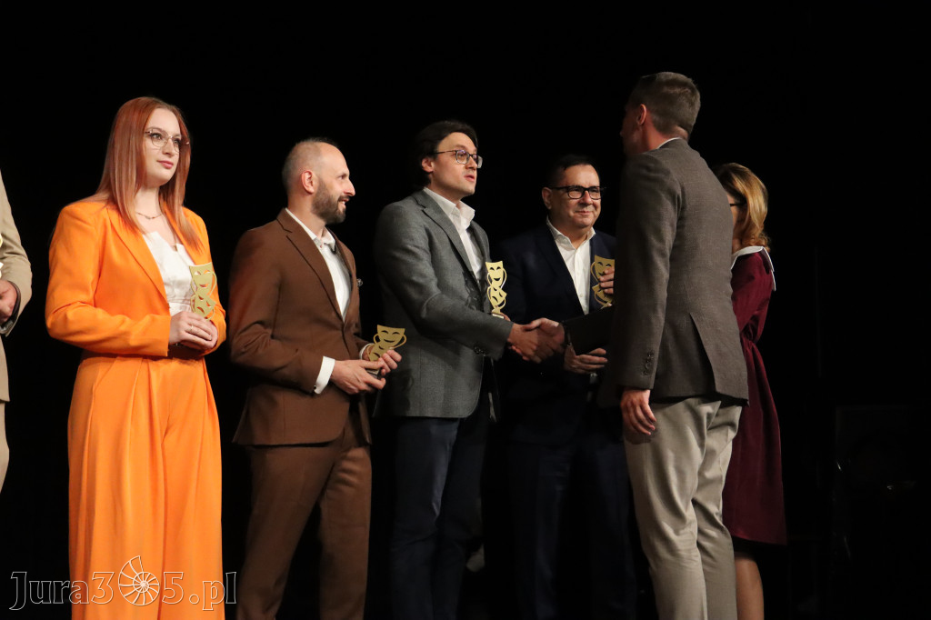 Fotorelacja I: Premiera charytatywnego przedstawienia „Proszę zachować powagę” w Myszkowie