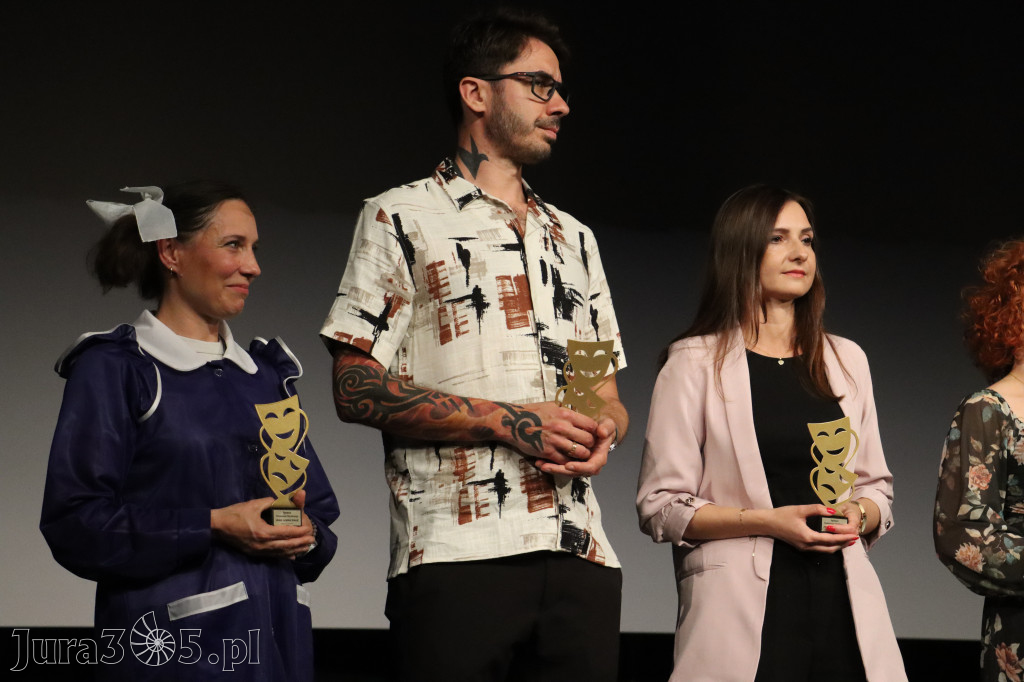 Fotorelacja I: Premiera charytatywnego przedstawienia „Proszę zachować powagę” w Myszkowie