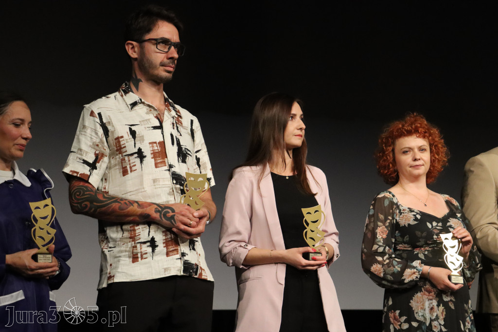 Fotorelacja I: Premiera charytatywnego przedstawienia „Proszę zachować powagę” w Myszkowie