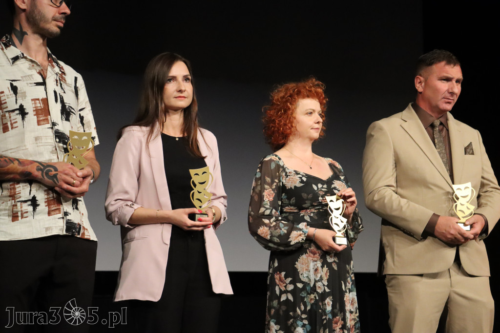 Fotorelacja I: Premiera charytatywnego przedstawienia „Proszę zachować powagę” w Myszkowie