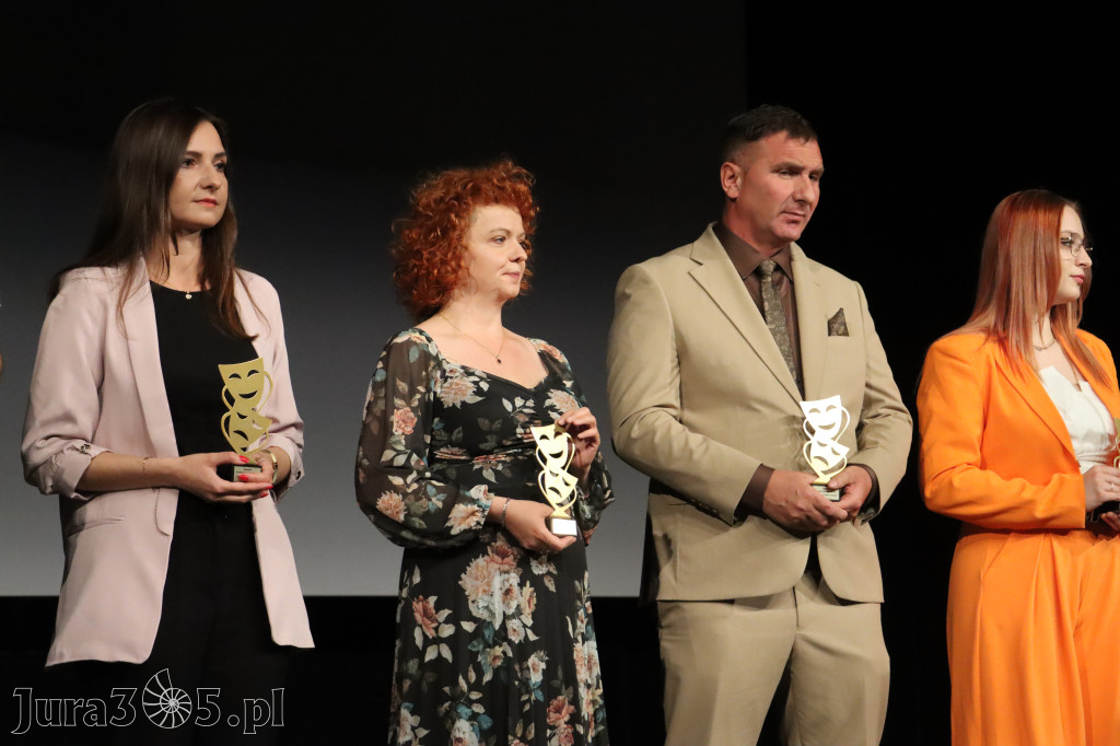 Fotorelacja I: Premiera charytatywnego przedstawienia „Proszę zachować powagę” w Myszkowie
