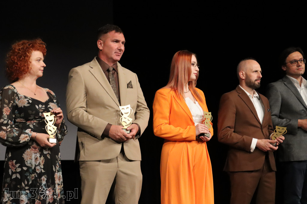 Fotorelacja I: Premiera charytatywnego przedstawienia „Proszę zachować powagę” w Myszkowie