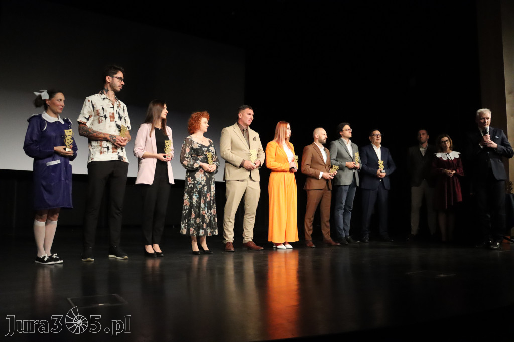 Fotorelacja I: Premiera charytatywnego przedstawienia „Proszę zachować powagę” w Myszkowie