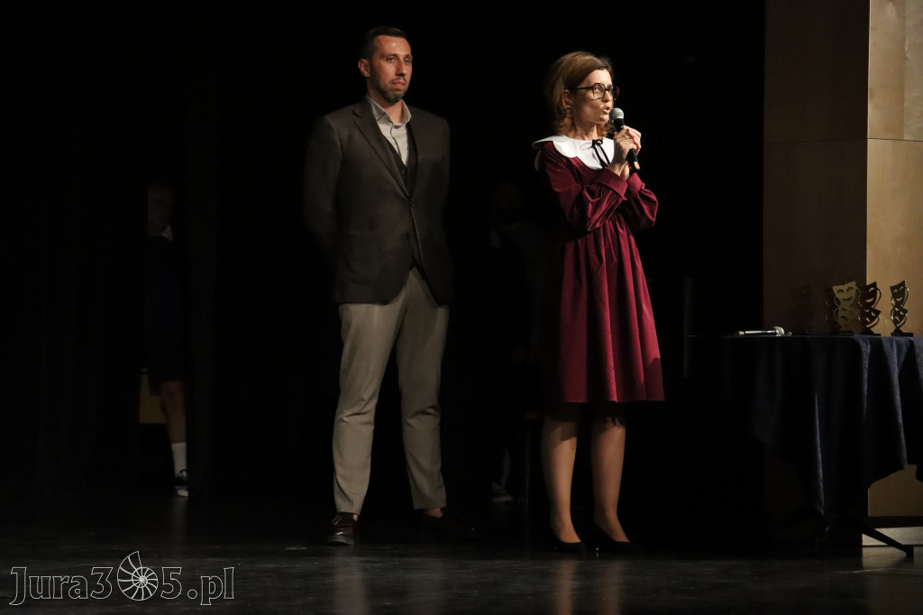 Fotorelacja I: Premiera charytatywnego przedstawienia „Proszę zachować powagę” w Myszkowie