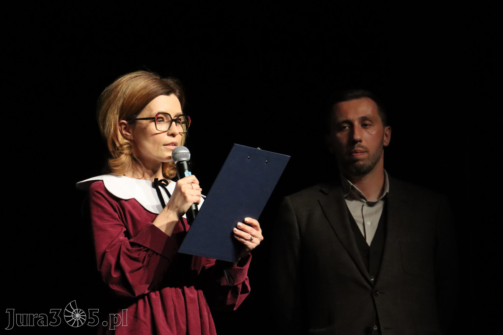 Fotorelacja I: Premiera charytatywnego przedstawienia „Proszę zachować powagę” w Myszkowie