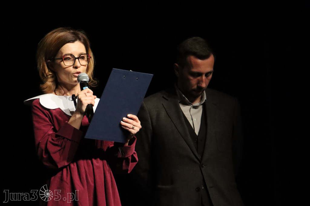 Fotorelacja I: Premiera charytatywnego przedstawienia „Proszę zachować powagę” w Myszkowie