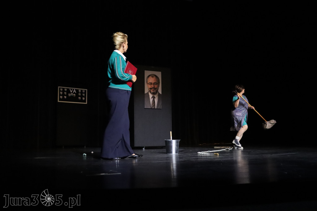 Fotorelacja I: Premiera charytatywnego przedstawienia „Proszę zachować powagę” w Myszkowie