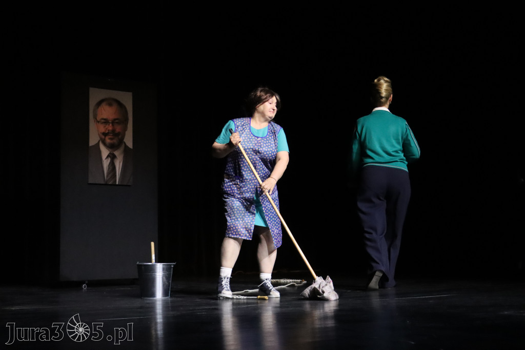 Fotorelacja I: Premiera charytatywnego przedstawienia „Proszę zachować powagę” w Myszkowie