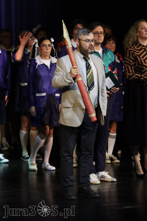 Fotorelacja I: Premiera charytatywnego przedstawienia „Proszę zachować powagę” w Myszkowie