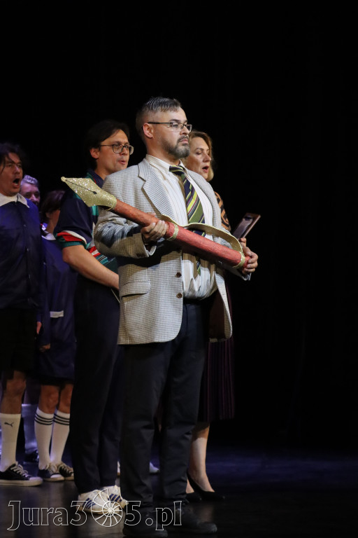 Fotorelacja I: Premiera charytatywnego przedstawienia „Proszę zachować powagę” w Myszkowie