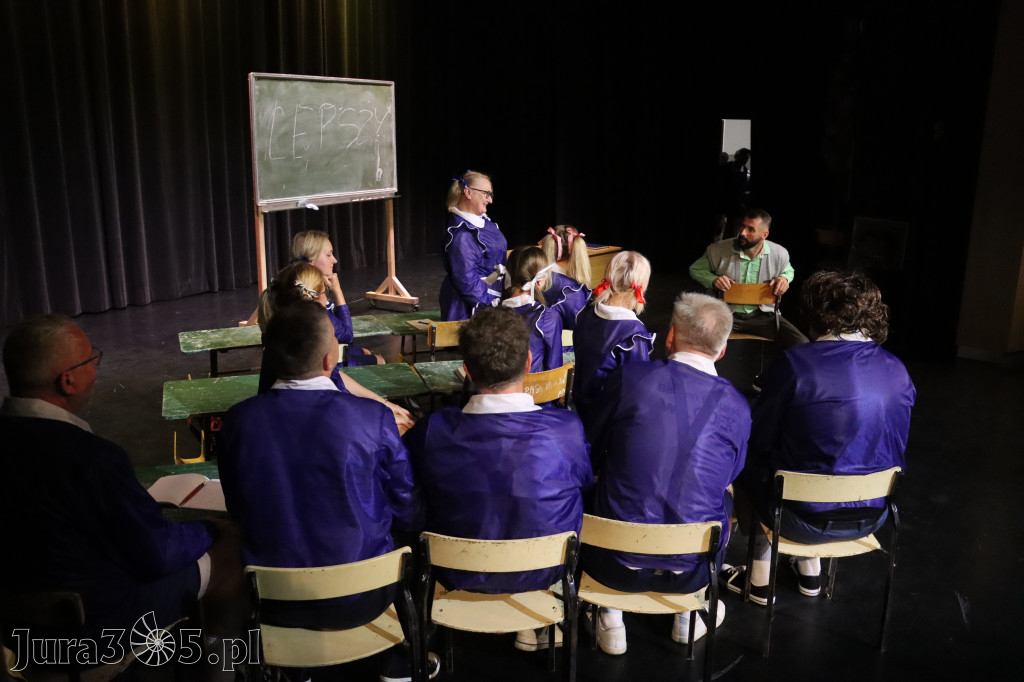 Fotorelacja I: Premiera charytatywnego przedstawienia „Proszę zachować powagę” w Myszkowie
