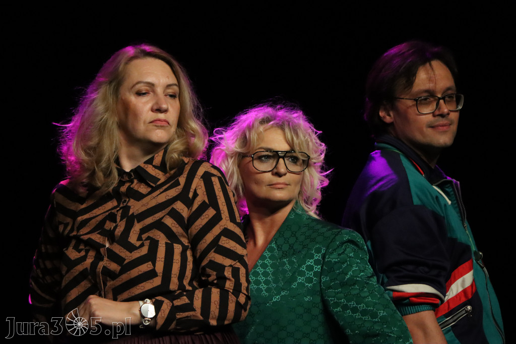 Fotorelacja I: Premiera charytatywnego przedstawienia „Proszę zachować powagę” w Myszkowie