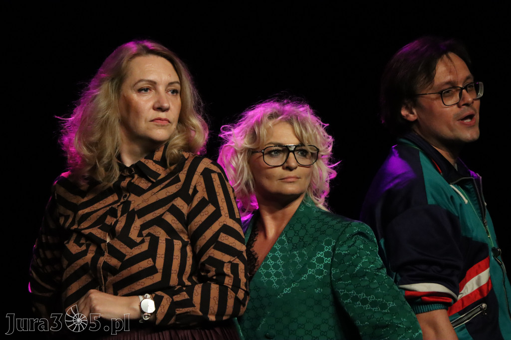 Fotorelacja I: Premiera charytatywnego przedstawienia „Proszę zachować powagę” w Myszkowie