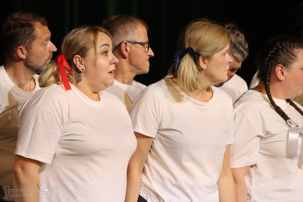Fotorelacja I: Premiera charytatywnego przedstawienia „Proszę zachować powagę” w Myszkowie