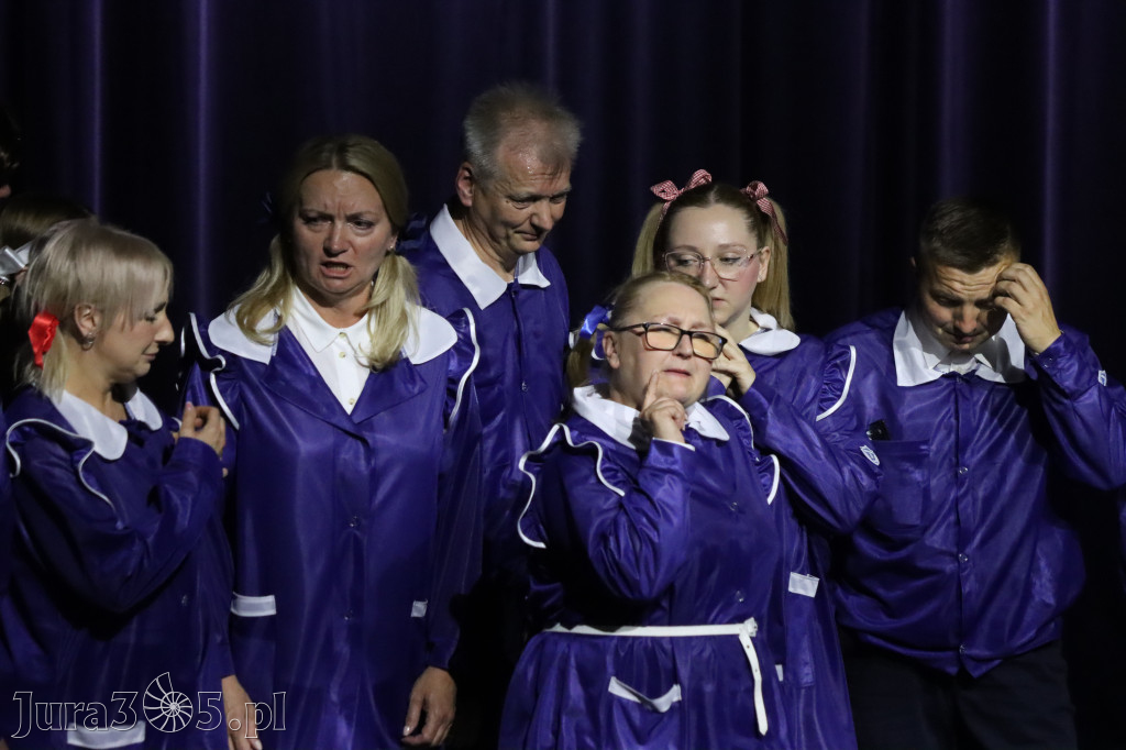Fotorelacja I: Premiera charytatywnego przedstawienia „Proszę zachować powagę” w Myszkowie