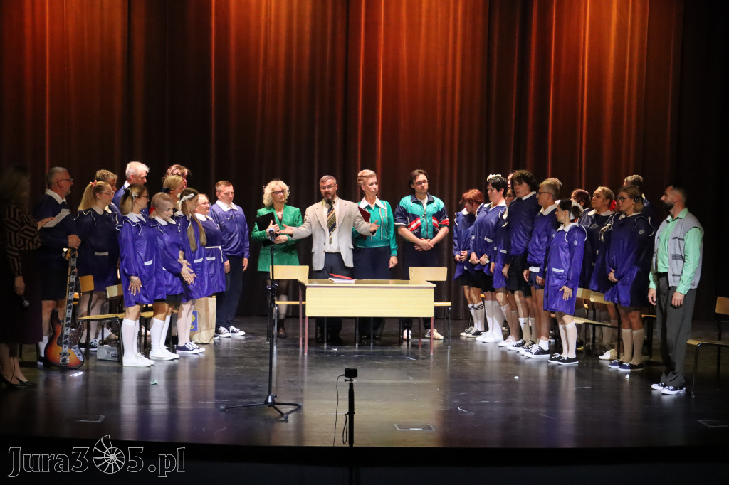 Fotorelacja I: Premiera charytatywnego przedstawienia „Proszę zachować powagę” w Myszkowie
