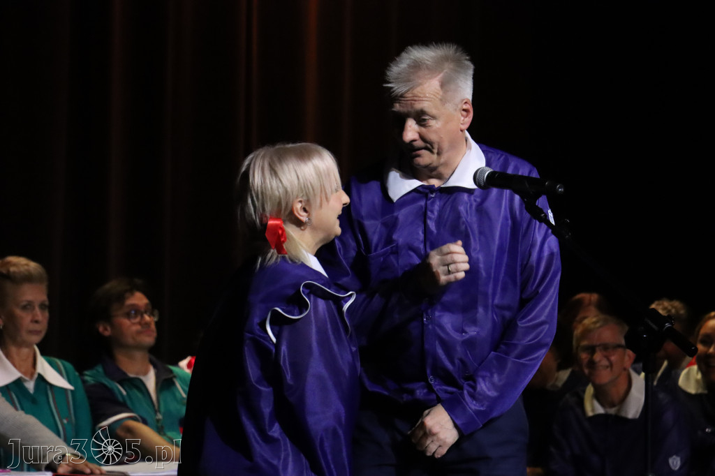 Fotorelacja I: Premiera charytatywnego przedstawienia „Proszę zachować powagę” w Myszkowie