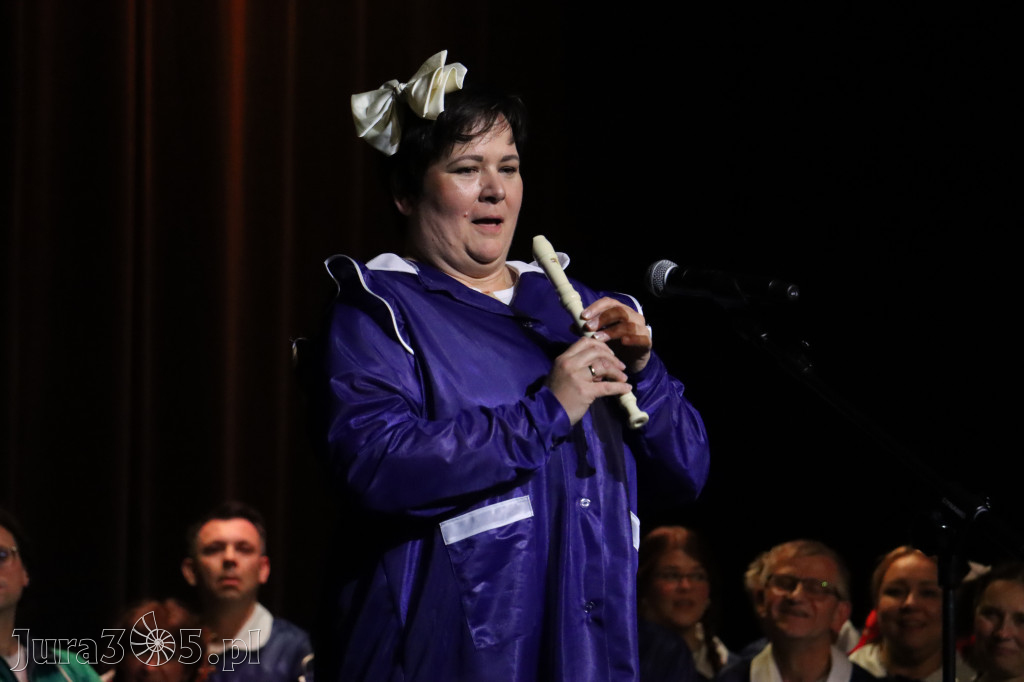 Fotorelacja I: Premiera charytatywnego przedstawienia „Proszę zachować powagę” w Myszkowie