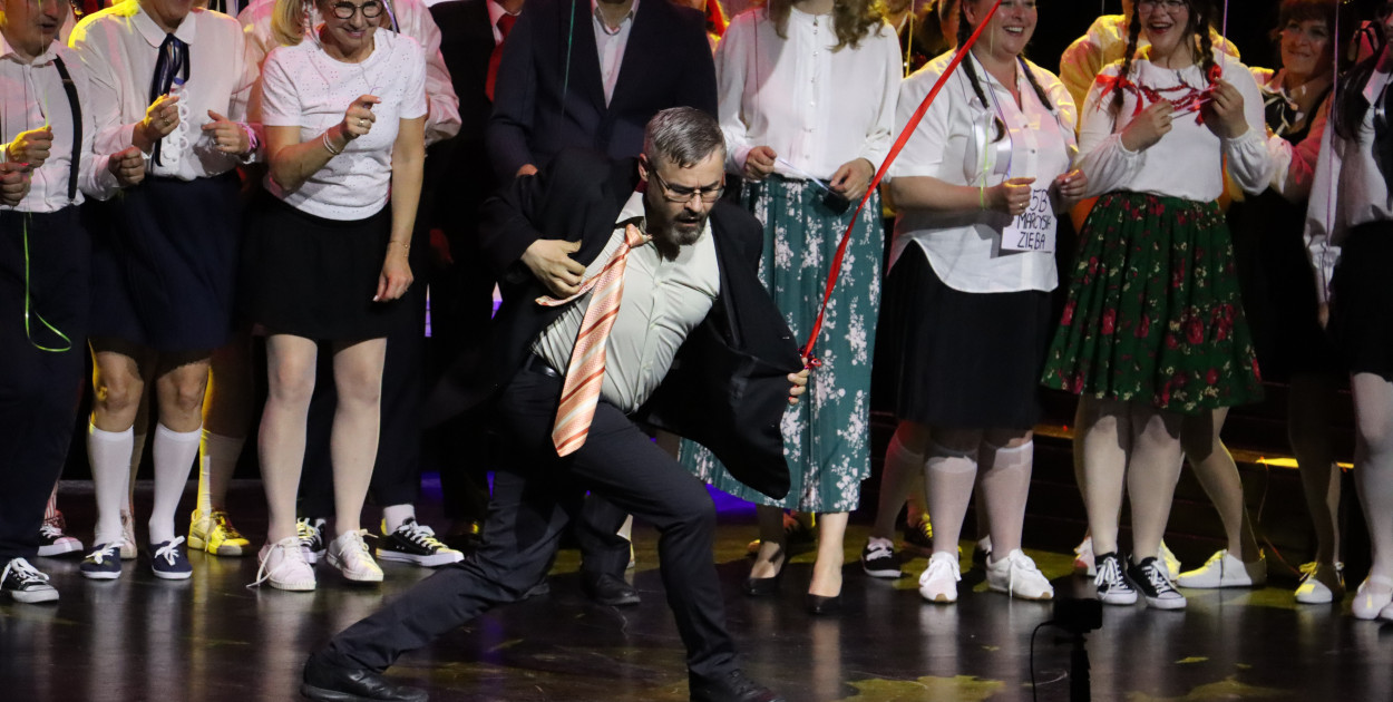 Fotorelacja II: Premiera charytatywnego przedstawienia „Proszę zachować powagę” w Myszkowie