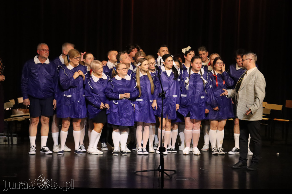 Fotorelacja II: Premiera charytatywnego przedstawienia „Proszę zachować powagę” w Myszkowie