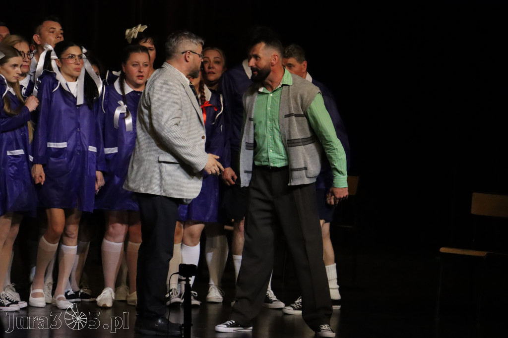 Fotorelacja II: Premiera charytatywnego przedstawienia „Proszę zachować powagę” w Myszkowie