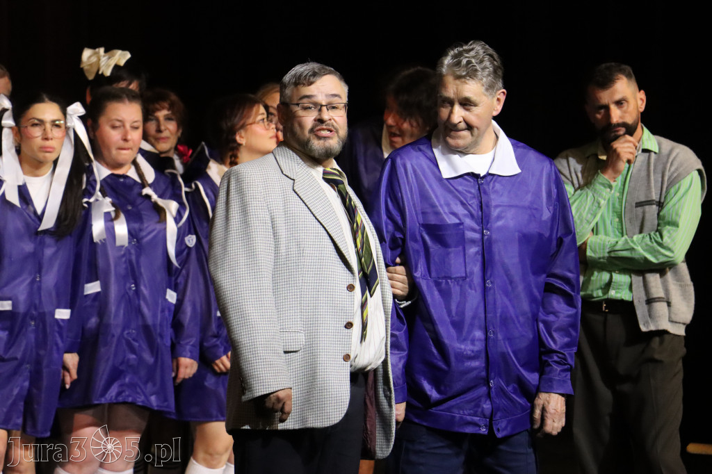 Fotorelacja II: Premiera charytatywnego przedstawienia „Proszę zachować powagę” w Myszkowie