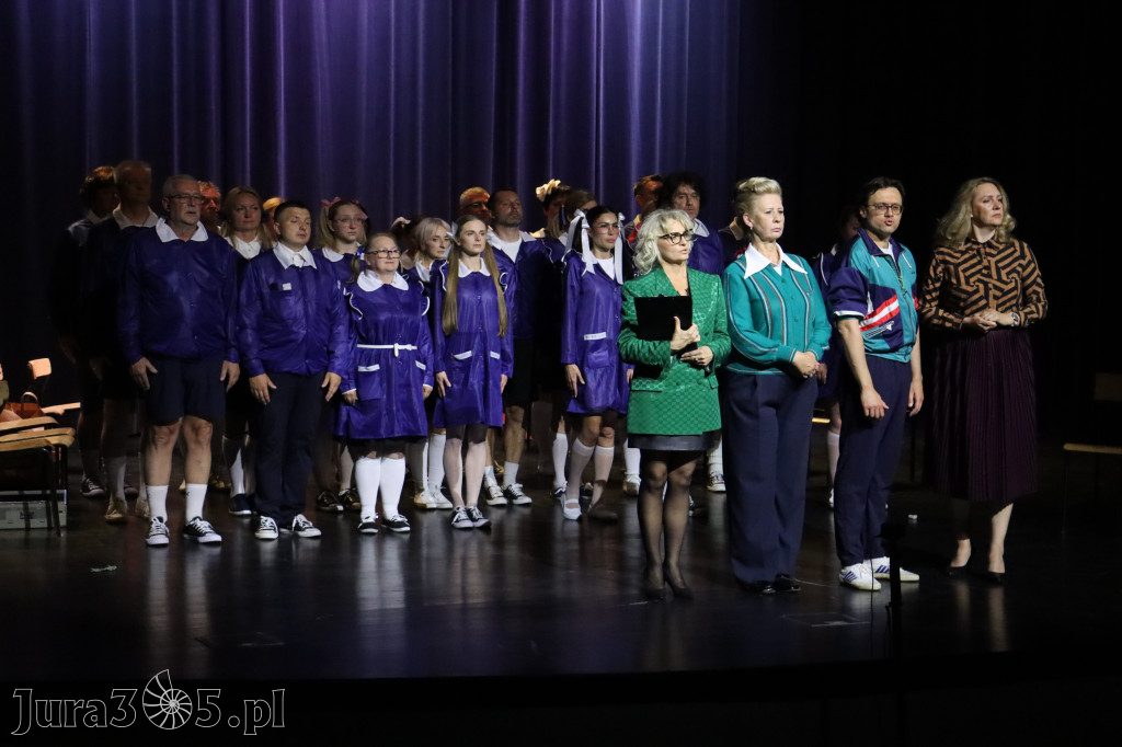 Fotorelacja II: Premiera charytatywnego przedstawienia „Proszę zachować powagę” w Myszkowie
