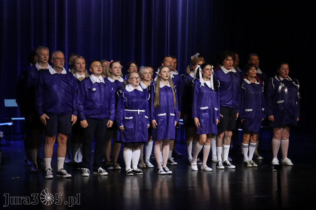 Fotorelacja II: Premiera charytatywnego przedstawienia „Proszę zachować powagę” w Myszkowie