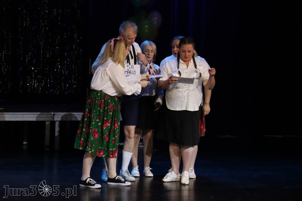 Fotorelacja II: Premiera charytatywnego przedstawienia „Proszę zachować powagę” w Myszkowie