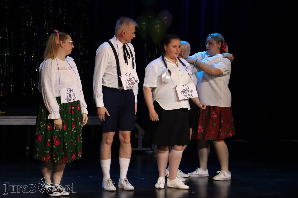 Fotorelacja II: Premiera charytatywnego przedstawienia „Proszę zachować powagę” w Myszkowie