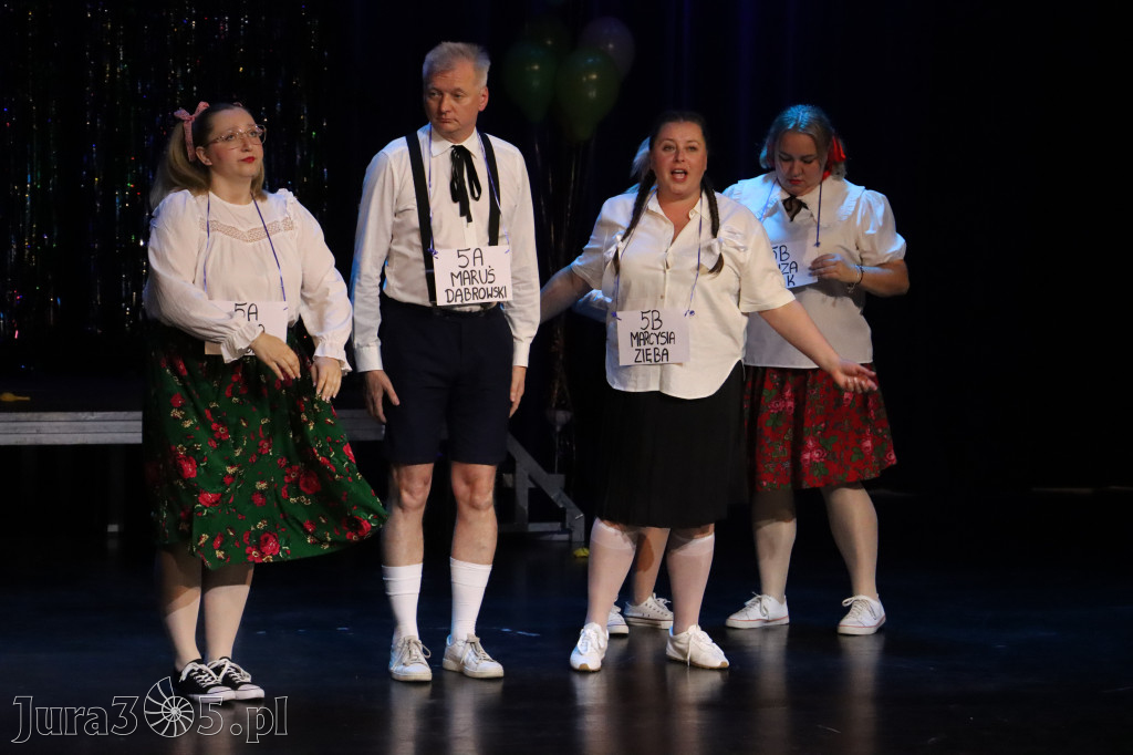Fotorelacja II: Premiera charytatywnego przedstawienia „Proszę zachować powagę” w Myszkowie