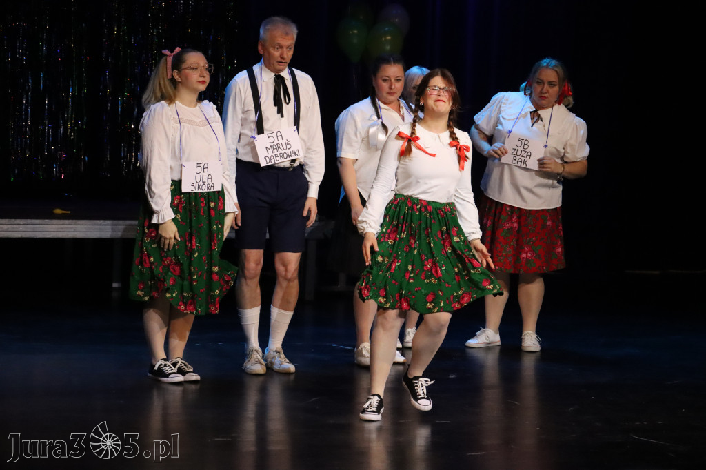 Fotorelacja II: Premiera charytatywnego przedstawienia „Proszę zachować powagę” w Myszkowie