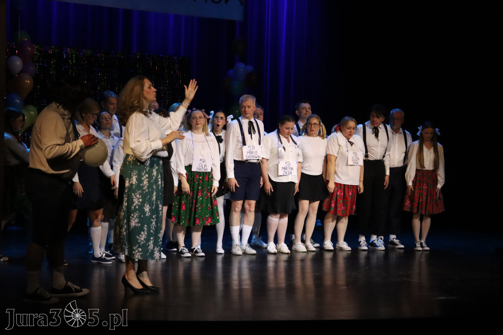Fotorelacja II: Premiera charytatywnego przedstawienia „Proszę zachować powagę” w Myszkowie
