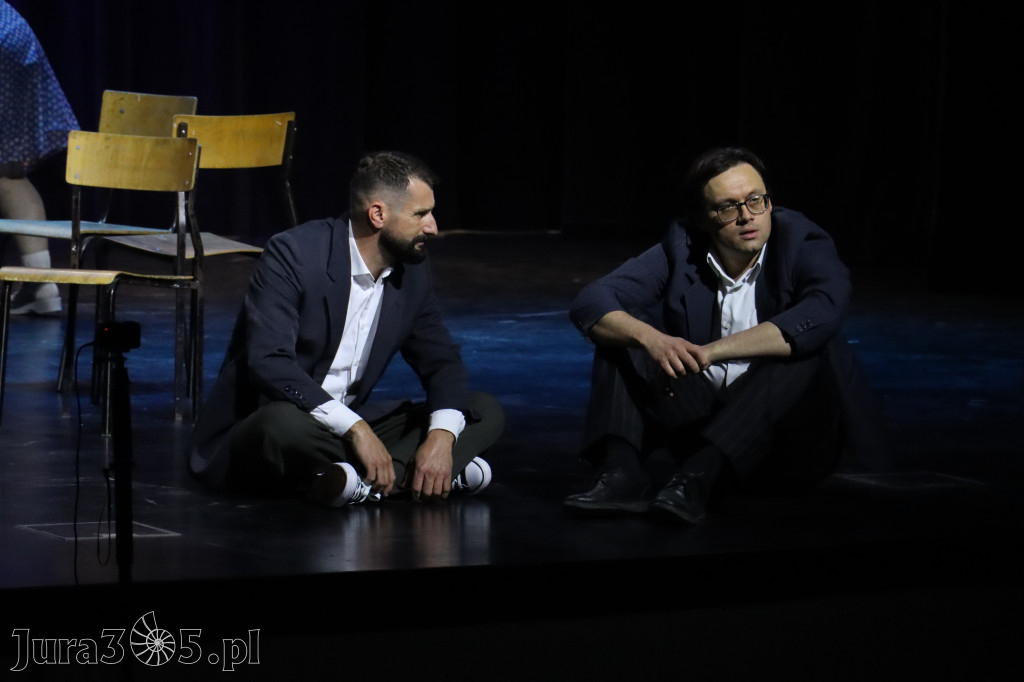 Fotorelacja II: Premiera charytatywnego przedstawienia „Proszę zachować powagę” w Myszkowie