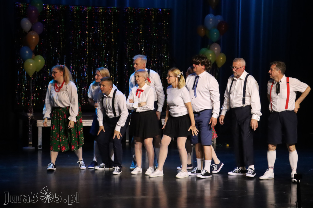 Fotorelacja II: Premiera charytatywnego przedstawienia „Proszę zachować powagę” w Myszkowie