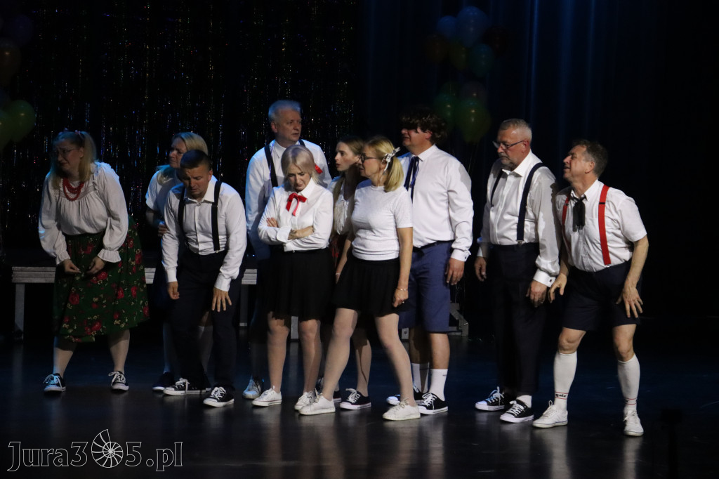 Fotorelacja II: Premiera charytatywnego przedstawienia „Proszę zachować powagę” w Myszkowie
