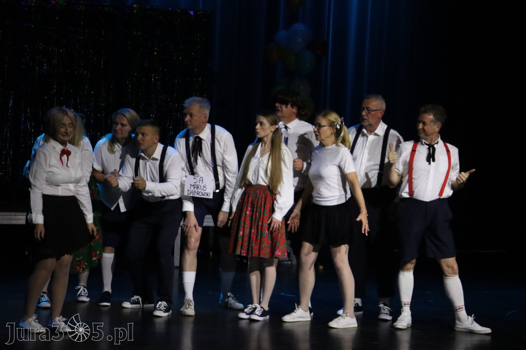 Fotorelacja II: Premiera charytatywnego przedstawienia „Proszę zachować powagę” w Myszkowie