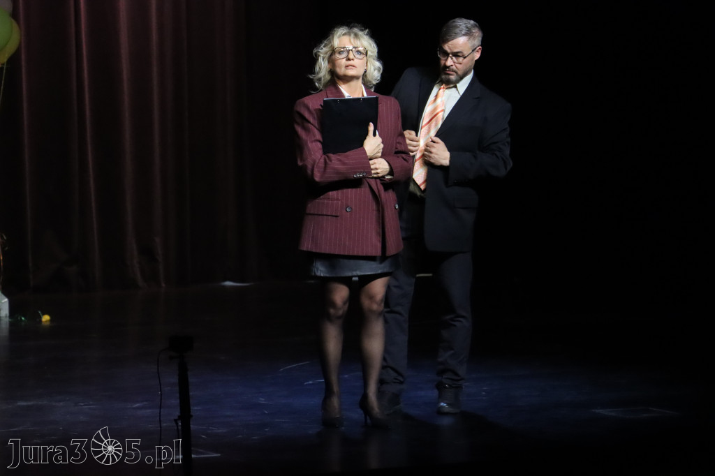 Fotorelacja II: Premiera charytatywnego przedstawienia „Proszę zachować powagę” w Myszkowie
