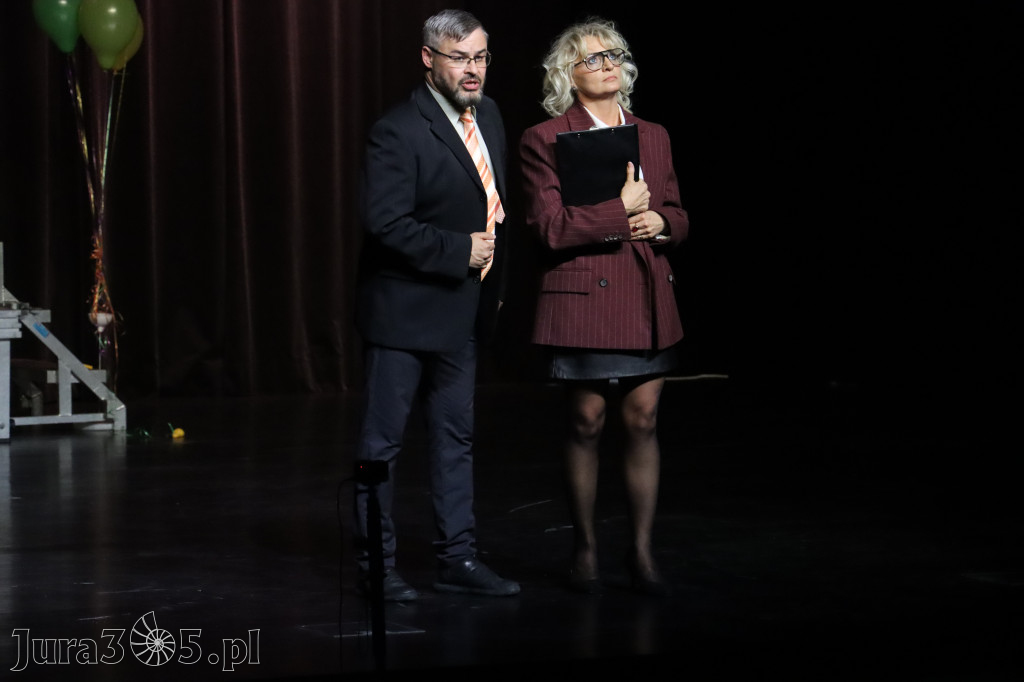 Fotorelacja II: Premiera charytatywnego przedstawienia „Proszę zachować powagę” w Myszkowie