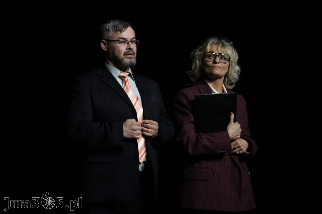 Fotorelacja II: Premiera charytatywnego przedstawienia „Proszę zachować powagę” w Myszkowie