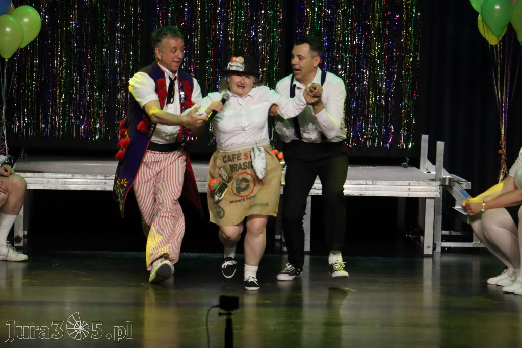 Fotorelacja II: Premiera charytatywnego przedstawienia „Proszę zachować powagę” w Myszkowie
