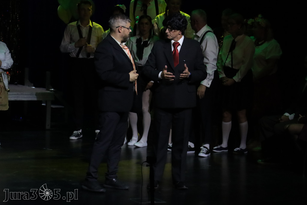 Fotorelacja II: Premiera charytatywnego przedstawienia „Proszę zachować powagę” w Myszkowie