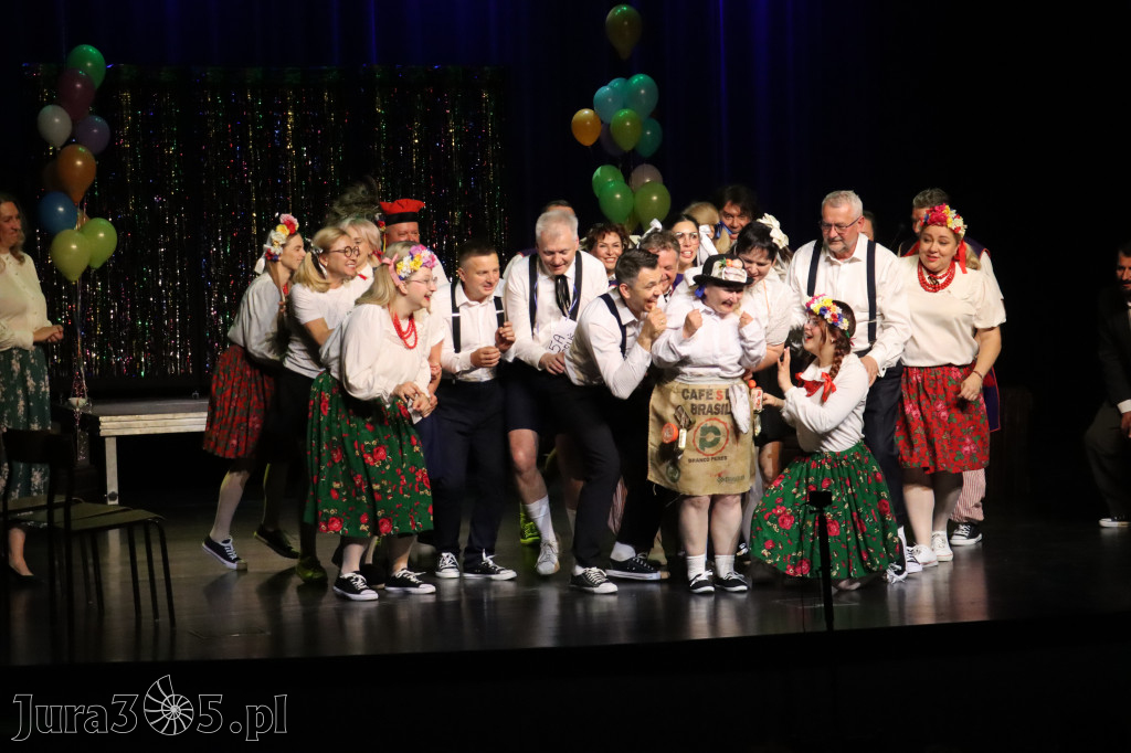 Fotorelacja II: Premiera charytatywnego przedstawienia „Proszę zachować powagę” w Myszkowie