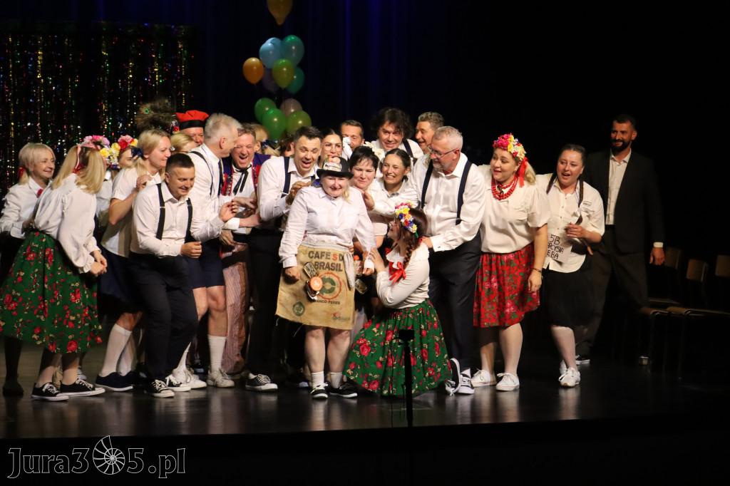 Fotorelacja II: Premiera charytatywnego przedstawienia „Proszę zachować powagę” w Myszkowie