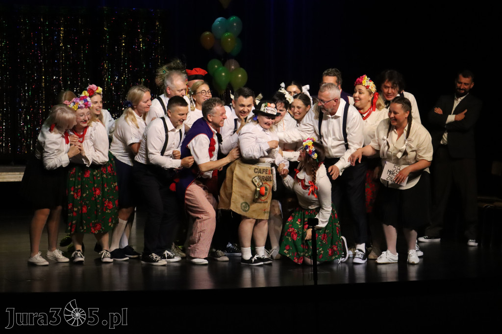 Fotorelacja II: Premiera charytatywnego przedstawienia „Proszę zachować powagę” w Myszkowie
