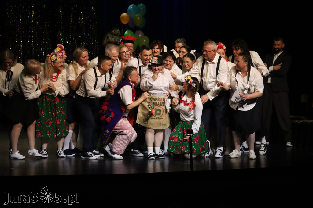 Fotorelacja II: Premiera charytatywnego przedstawienia „Proszę zachować powagę” w Myszkowie