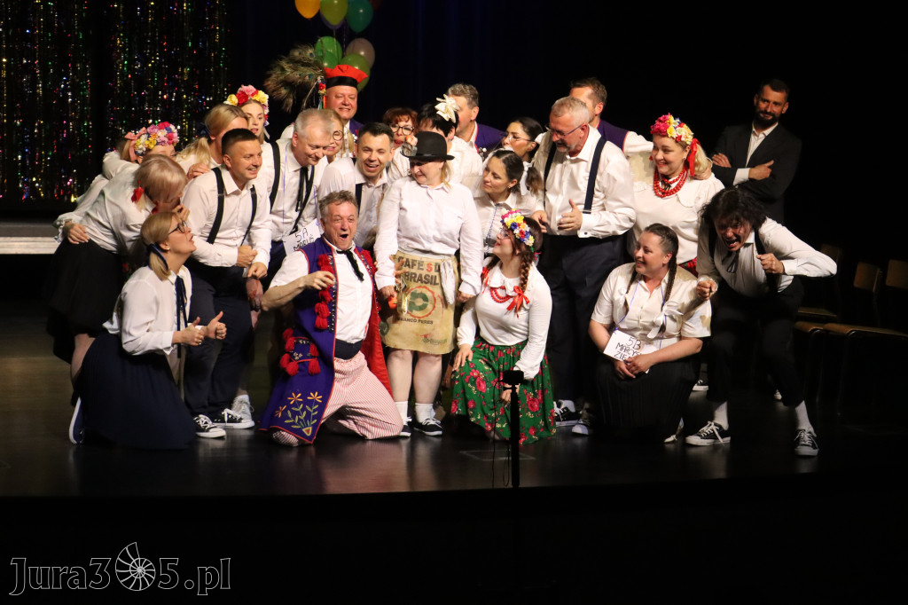 Fotorelacja II: Premiera charytatywnego przedstawienia „Proszę zachować powagę” w Myszkowie