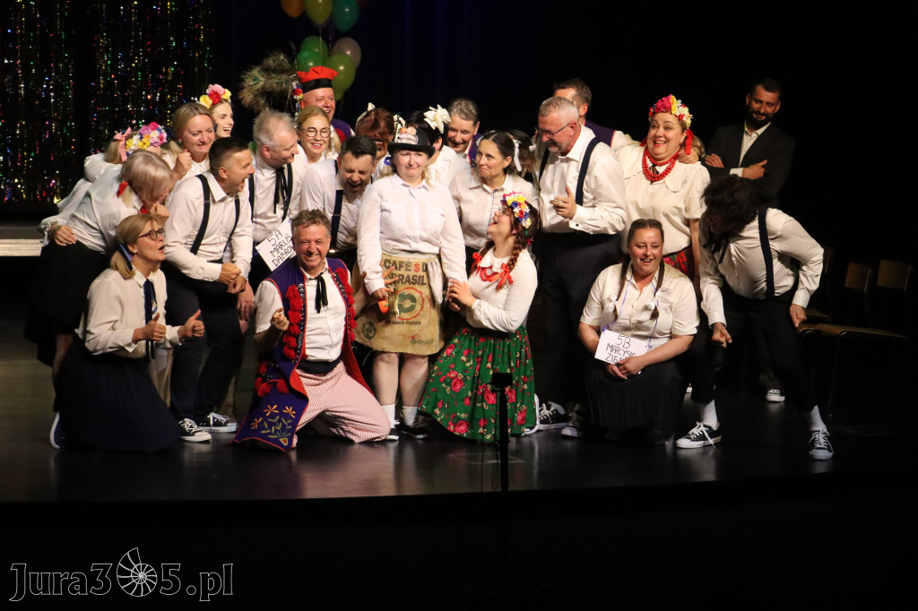 Fotorelacja II: Premiera charytatywnego przedstawienia „Proszę zachować powagę” w Myszkowie