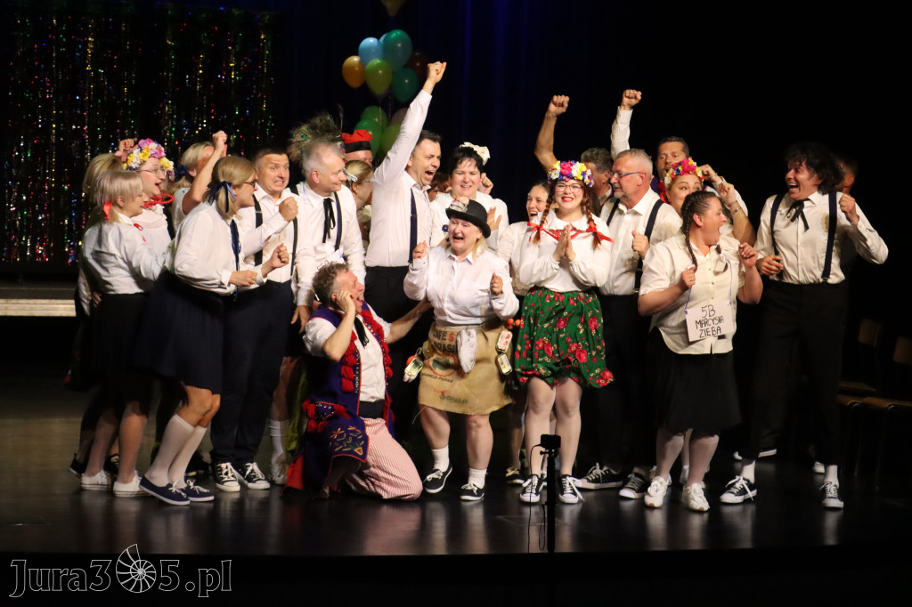 Fotorelacja II: Premiera charytatywnego przedstawienia „Proszę zachować powagę” w Myszkowie
