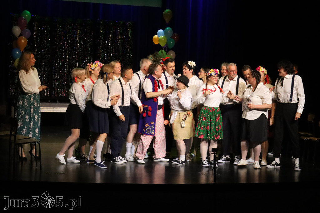 Fotorelacja II: Premiera charytatywnego przedstawienia „Proszę zachować powagę” w Myszkowie